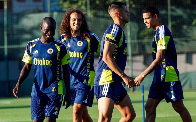 Jogadores do Lyon durante treinamento da equipe