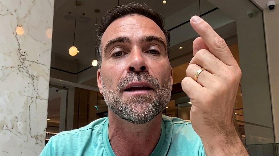 Pilhado, jornalista e comentarista da Joven Pan critica atendimento de hotel nos EUA