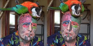 Britânico corta orelhas e faz 100 tatuagens para "virar papagaio"