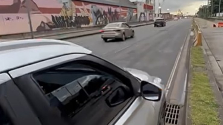 Vídeo: carro quebra e motorista fica 'preso' em avenida do Rio