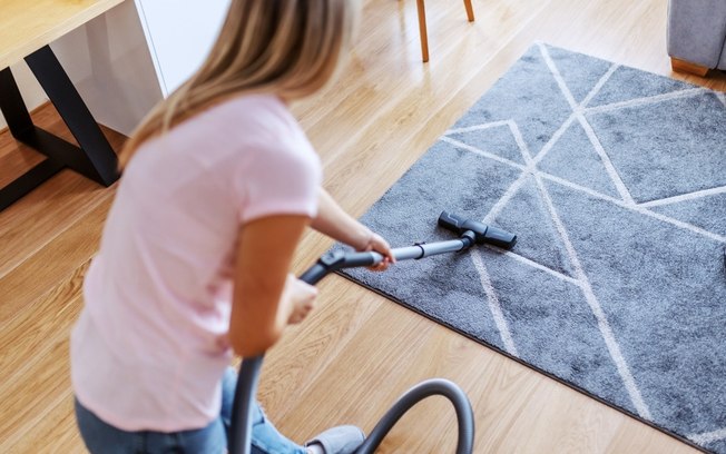 Aprenda como limpar tapete a seco em casa de forma fácil