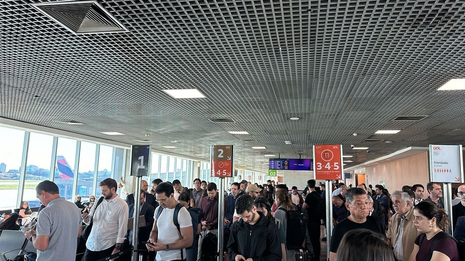Centenas de passageiros do Aeroporto de Congonhas foram afetados pelos cancelamentos dos voos