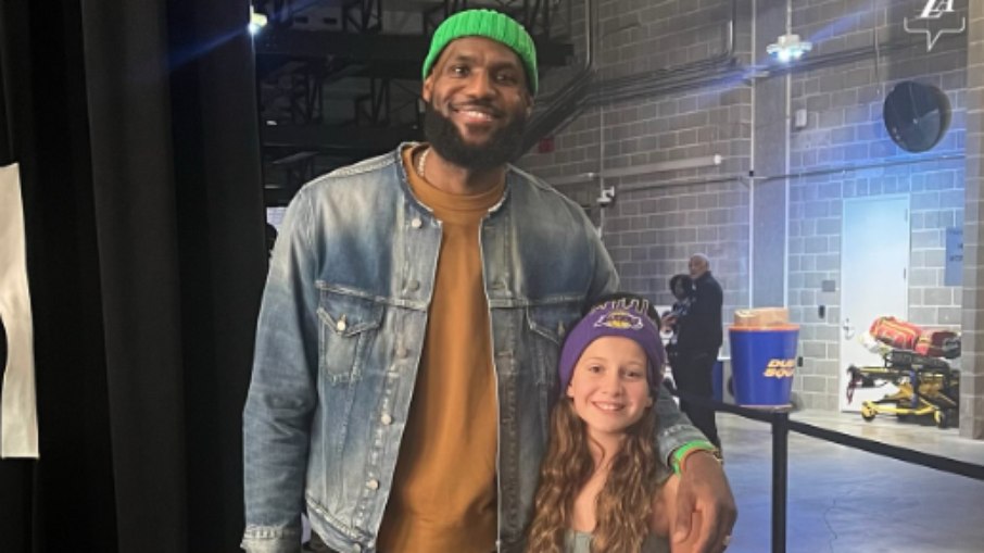 Menina viraliza após ter reação inusitada ao ver Lebron