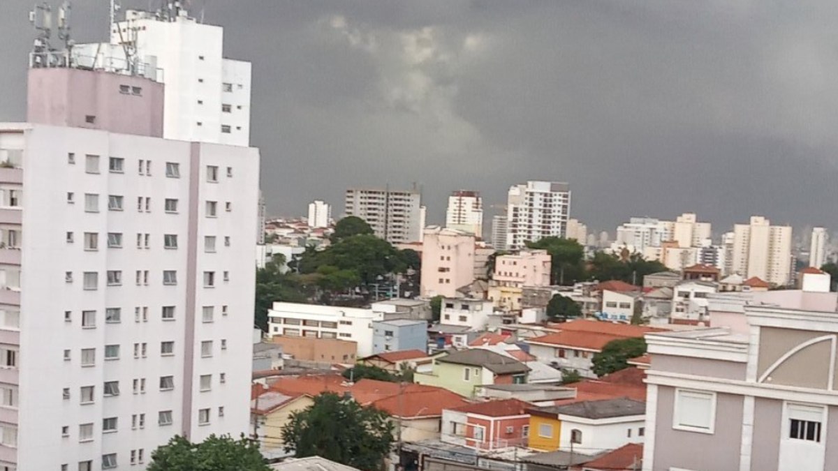 Chuva deixou céu escuro na tarde desta quinta-feira (28)