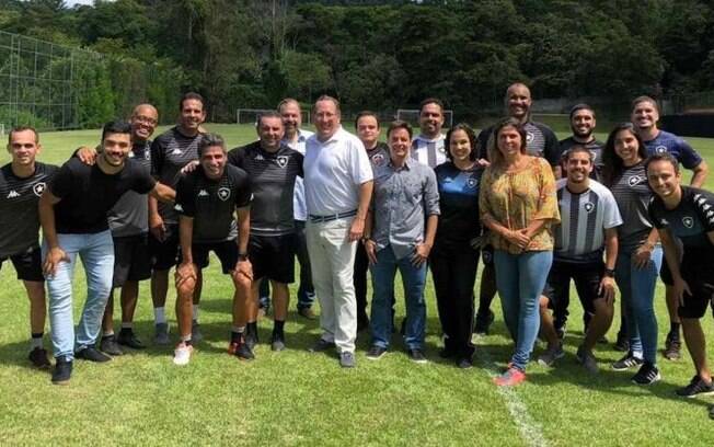 John Textor conhece CEFAT e assiste treino do time sub-20 do Botafogo