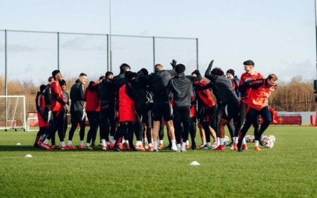Jogadores do Manchester United durante treinamento da equipe Jogadores do Manchester United durante treinamento da equipe