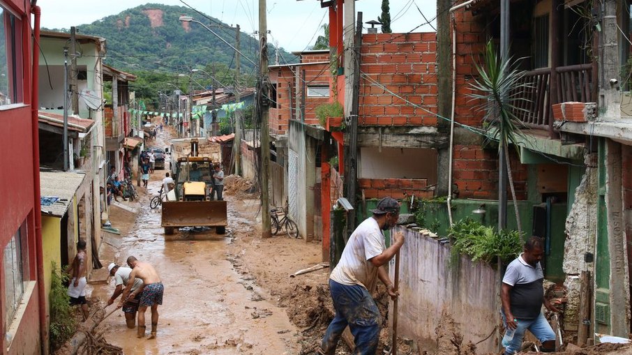 Casas destruídas em deslizamentos na Barra do Sahy, em São Sebastião, após tempestades no litoral norte de São Paulo