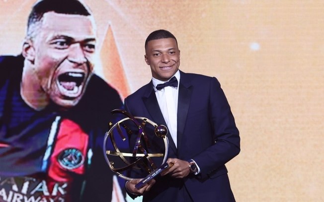 O atacante do PSG Kylian Mbappé recebe o troféu UNFP de melhor jogador da Ligue 1, em 13 de maio de 2024 em Paris