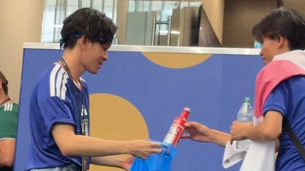Torcedores japoneses recolhem lixo no estádio AT&T Stadium, em Dallas, nos Estados Unidos Torcedores japoneses recolhem lixo no estádio AT&T Stadium, em Dallas, nos Estados Unidos
