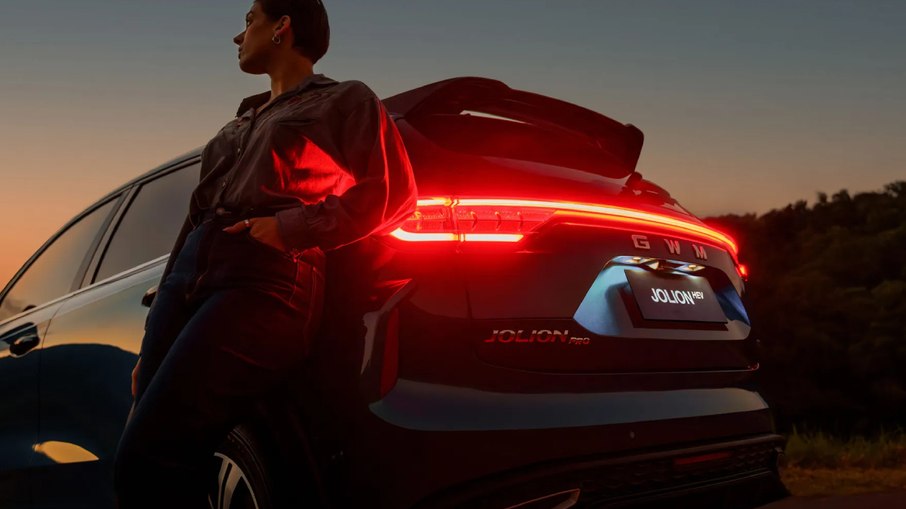 Traseira do Haval Jolion Pro, modelo que pode servir de base para um novo SUV da GWM abaixo do H6 no Brasil.