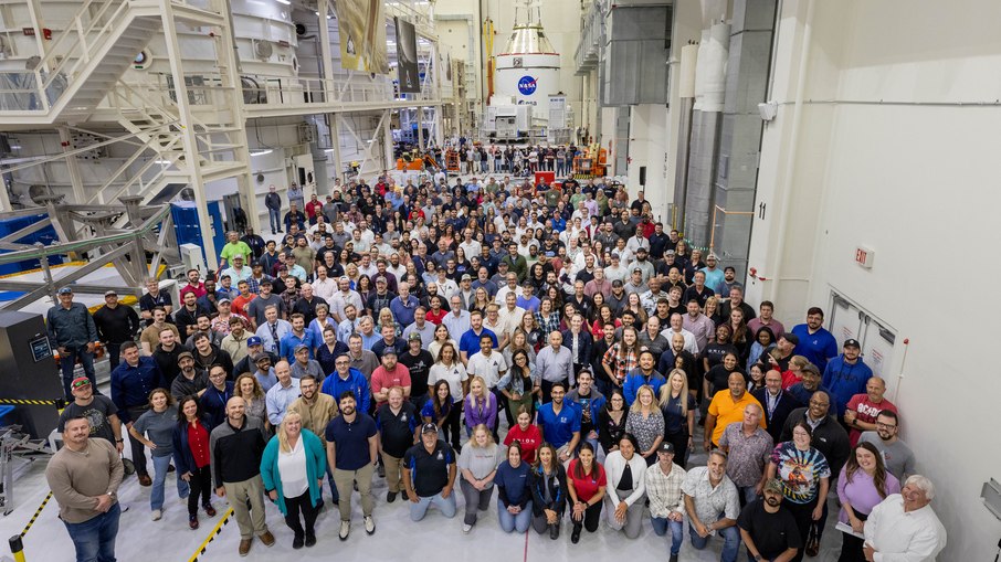 Equipes da NASA e da Lockheed Martin posam com a nave Orion da Artemis II, antes do transporte para a etapa final de preparação pré-lançamento no Kennedy Space Center. Equipes da NASA e da Lockheed Martin posam com a nave Orion da Artemis II, antes do transporte para a etapa final de preparação pré-lançamento no Kennedy Space Center.
