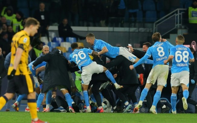 Jogadores do Napoli comemoram o gol de Philip Billing no empate com a Inter de Milão em 1 a 1 neste sábado, pelo Campeonato Italiano Jogadores do Napoli comemoram o gol de Philip Billing no empate com a Inter de Milão em 1 a 1 neste sábado, pelo Campeonato Italiano