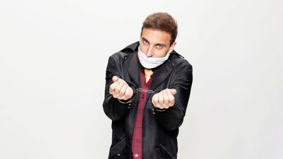 Leo Lins entrega show de standup com uma série de piadas capacitistas na turnê Peste Branca 