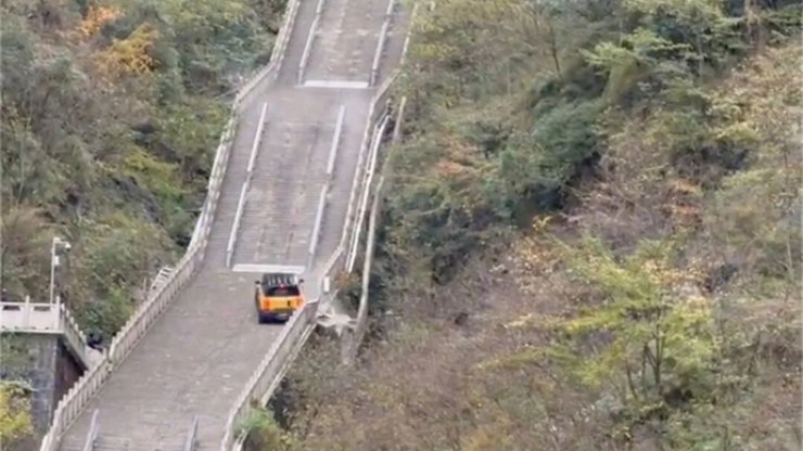 SUV da Chery cai em escadaria turística lotada e falha em teste