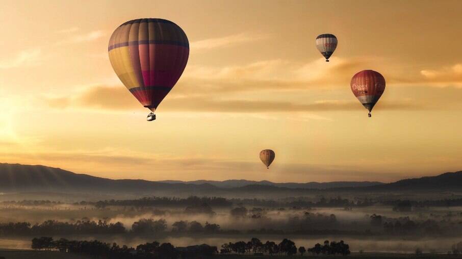 Os balões de ar quente sobrevoam Bagan a mais de 600 metros de altura 