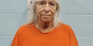 Mãe adotiva troca adolescente por macaco, mas escapa da prisão