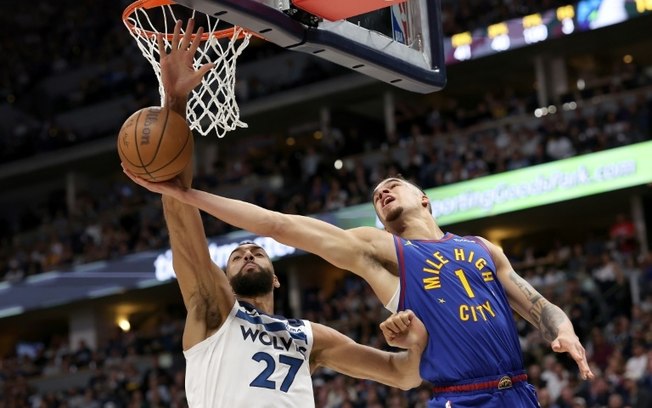 O francês Rudy Gobert (à esq.) do Minnesota ganhou o prêmio de Jogador Defensivo da Temporada da NBA