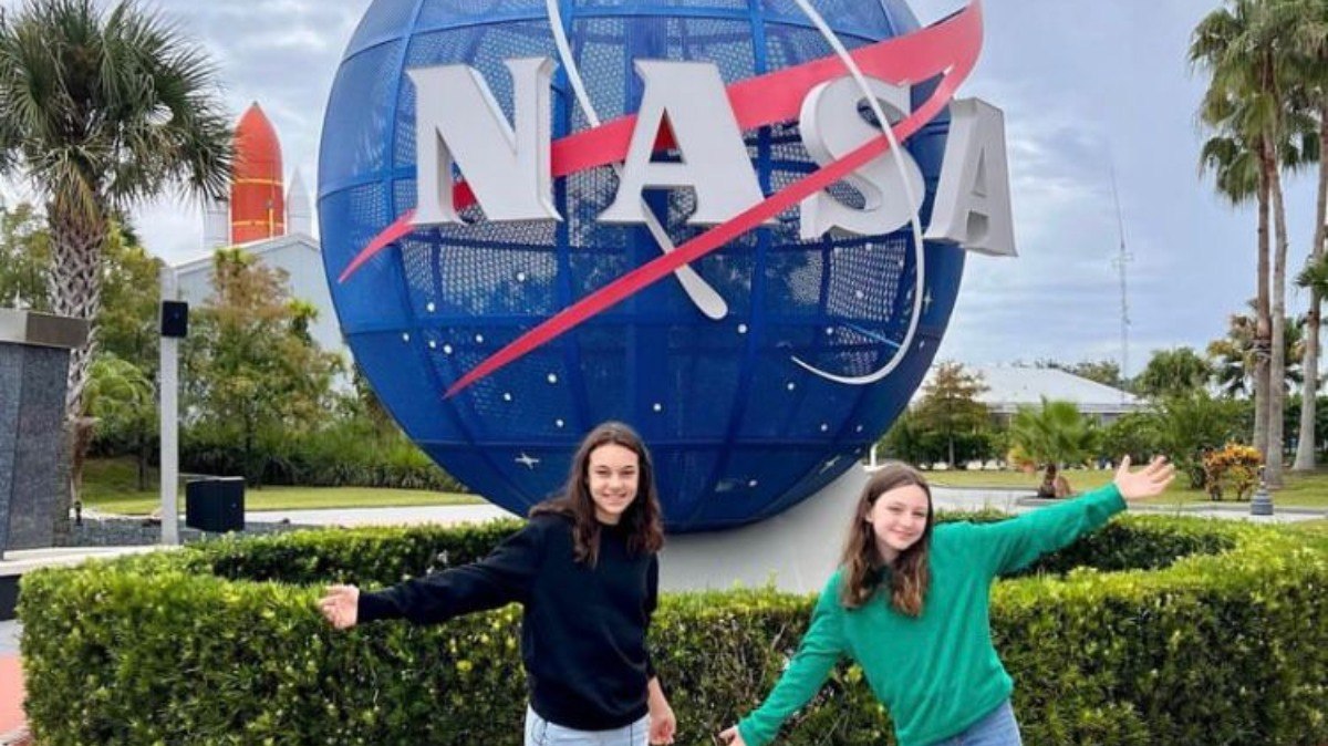 Bella e Bia viajaram a Flórida para conhecer o Centro Espacial John F. Kennedy, da Nasa