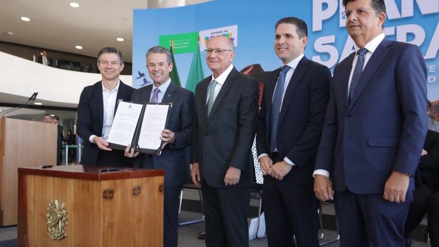 Portarias que criam medidas de contingenciamento das variações climáticas foram assinadas junto ao lançamento do Plano Safra Portarias que criam medidas de contingenciamento das variações climáticas foram assinadas junto ao lançamento do Plano Safra
