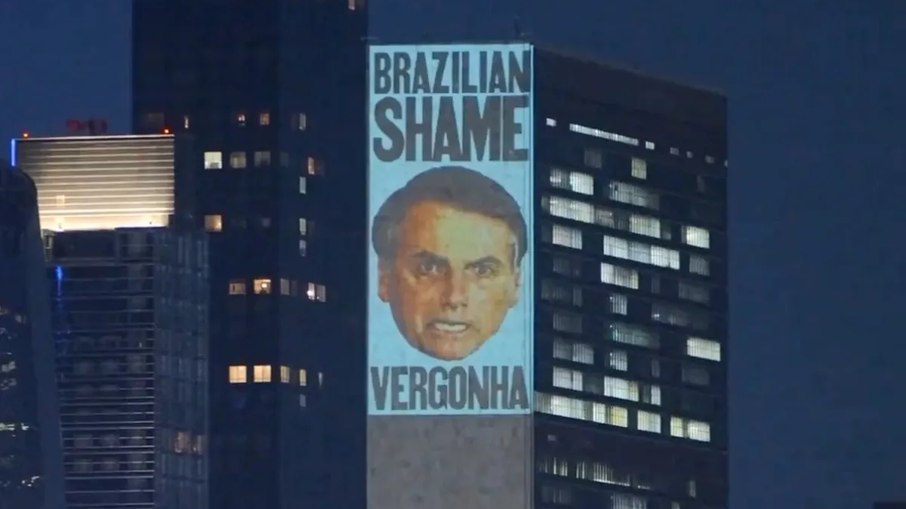 Mensagens contra o presidente brasileiro Jair Bolsonaro foram projetadas no prédio da ONU, nesta terça-feira 