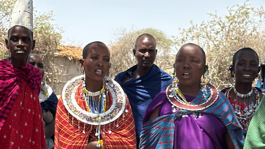 Mulheres Masai usando a tradicional shúkà. Mulheres Masai usando a tradicional shúkà.