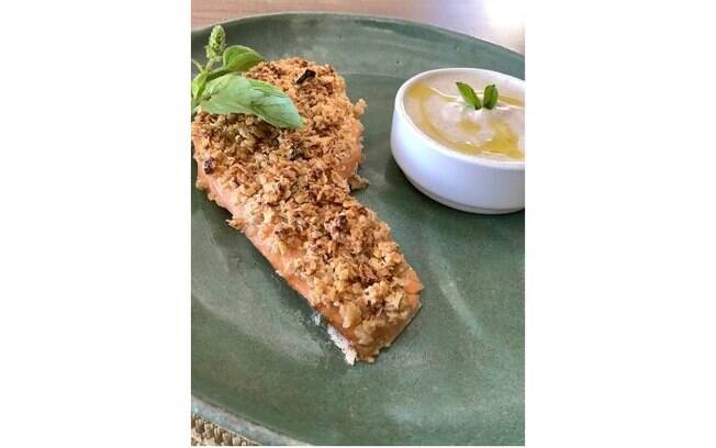 Foto da receita Posta de salmão com crocante de aveia e manjericão pronta.