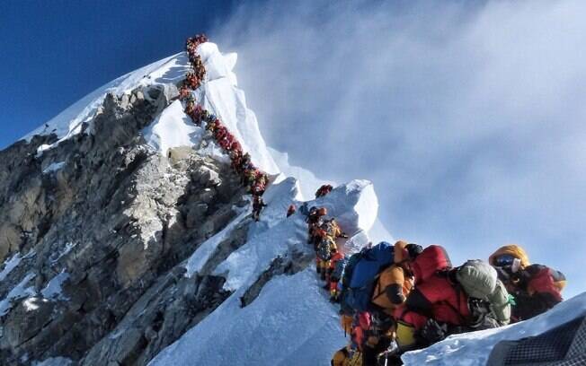 Monte Everest tem trânsito carregado de alpinistas