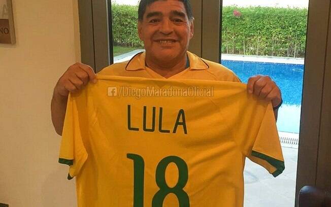 Maradona declara seu apoio ao ex-presidente do Brasil, o petista Luis Inácio Lula da Silva