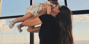 Camila Queiroz abre álbum de fotos inéditas da filha: 'Te amo'