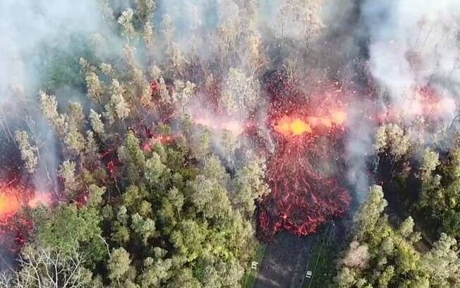 Lava liberada pelo vulcão em erupção já causou danos em propriedades na área afetada no Havaí