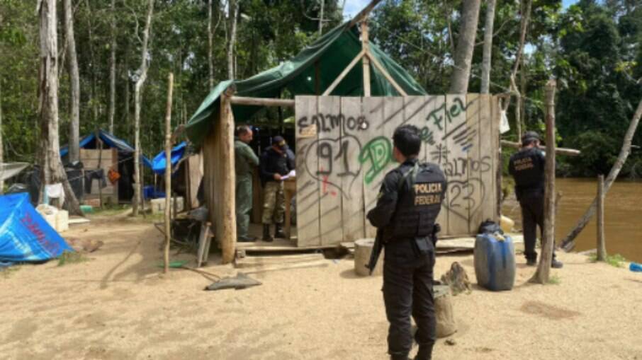 Policiais investigando a Terra Indígena Yanomami 