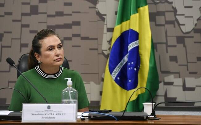 'Nos convertemos em um grande covidário', afirmou a senadora Kátia Abreu à BBC News Brasil