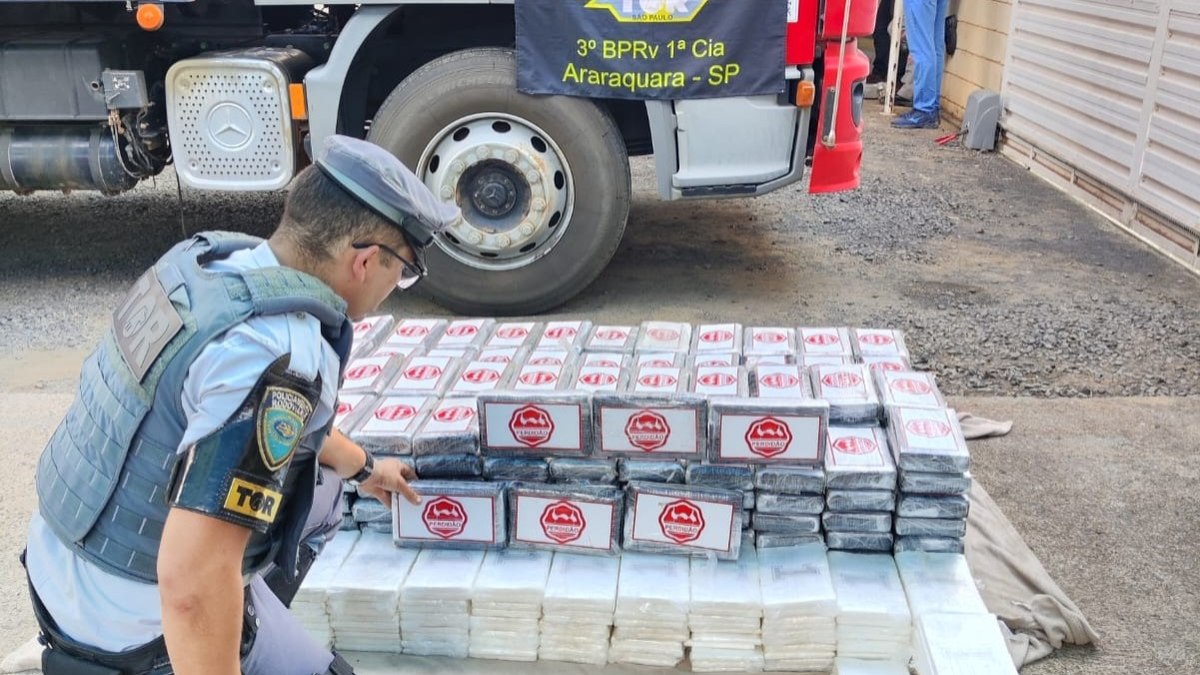 PM com a carga apreendida PM com a carga apreendida