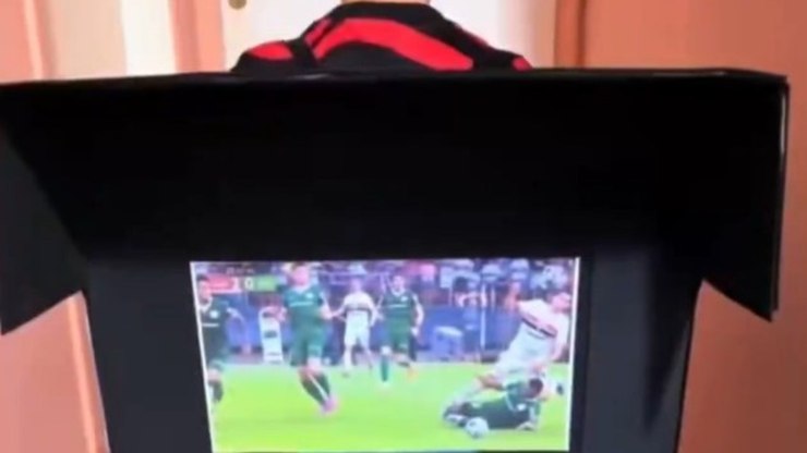 Vídeo: torcedor do Fla cria "mochila VAR" com lance do Choque-Rei