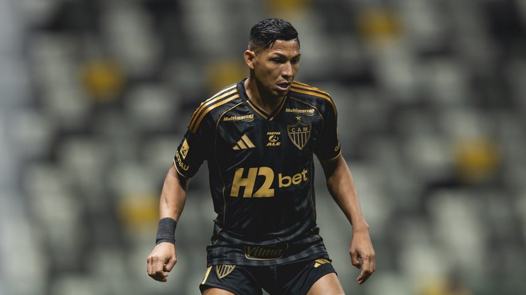 Rony acerta a trave duas vezes e desabafa sobre jejum de gols
