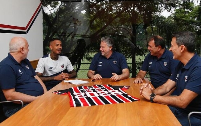 Diego Costa reunido com dirigentes do São Paulo para renovar o contrato 
