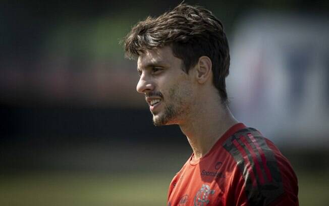Rodrigo Caio se reapresenta ao Flamengo, mas não tem prazo para voltar