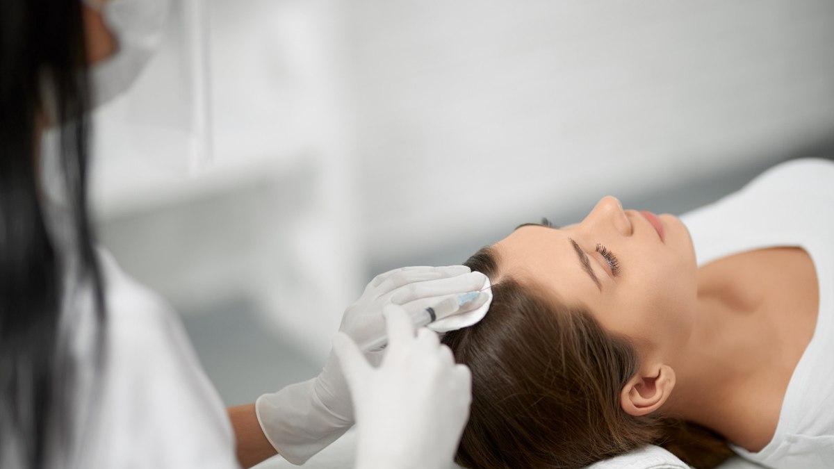 Skincare capilar muda foco dos cuidados e prioriza a raiz Skincare capilar muda foco dos cuidados e prioriza a raiz