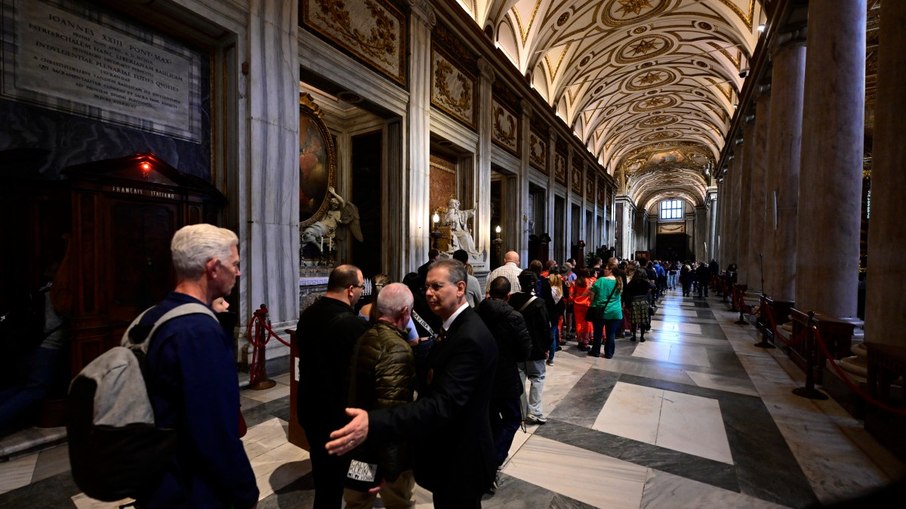 Pessoas fazem fila para visitar o túmulo do Papa Francisco