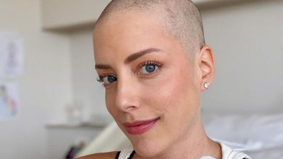 Fabiana Justus raspa o cabelo durante tratamento contra o câncer
