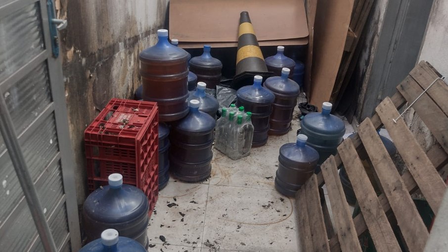 As bebidas falsificadas eram armazenas em galões de água, em adega de Campinas