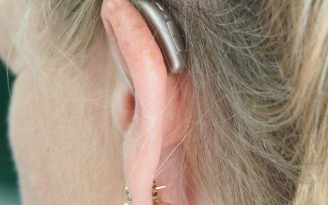 Aparelho auditivo reduz mortalidade de pessoas com surdez