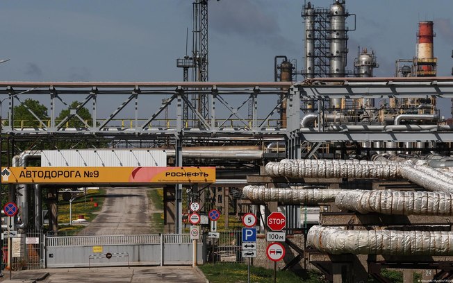 Refinaria russa de Ryazan, a sudeste de Moscou, foi alvo de ataque de drones da Ucrânia Refinaria russa de Ryazan, a sudeste de Moscou, foi alvo de ataque de drones da Ucrânia