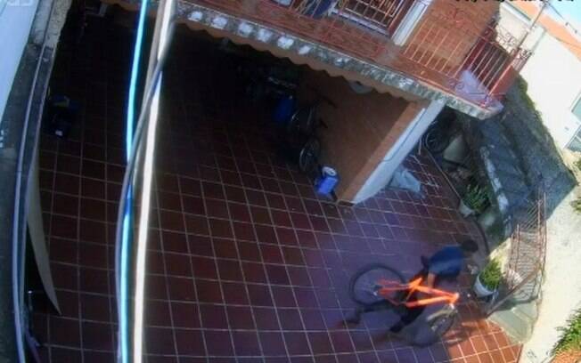 Câmera flagra homem invadindo casa para furtar bicicleta em Campinas