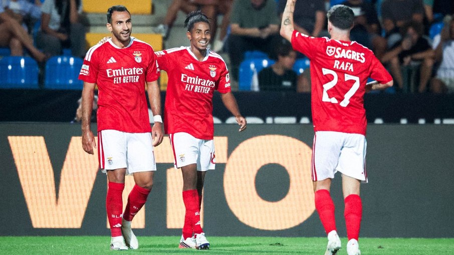 Jogadores do Benfica comemoram gol na vitória de 7 a 0 sobre o Casa Pia pelo Campeonato Português