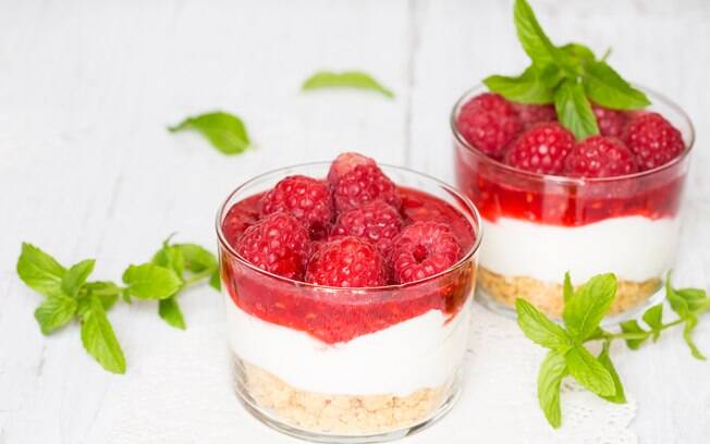 Clique aqui e veja a receita completa de cheesecake de frutas vermelhas na taça