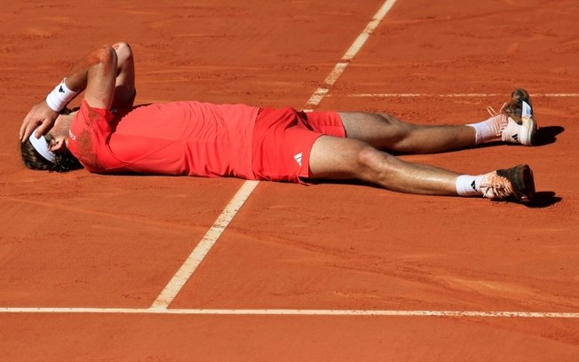 O grego Stefanos Tsitsipas após vitória na final do Masters 1000 de Monte Carlo contra o norueguês Casper Ruud, em 14 de abril de 2024.