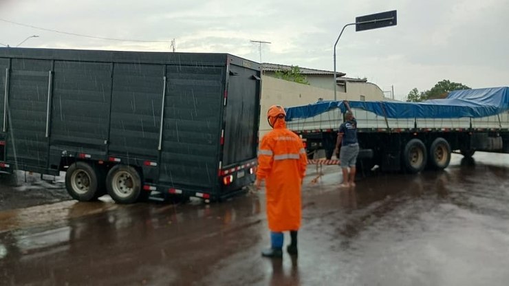 Defesa Civil atua em pontos críticos durante chuva em Araçatuba