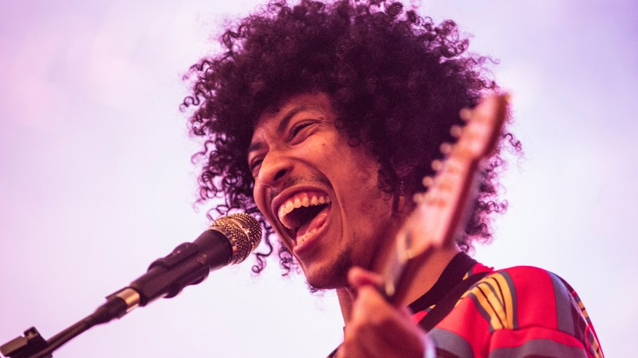 Dinho, vocalista da banda Boogarins