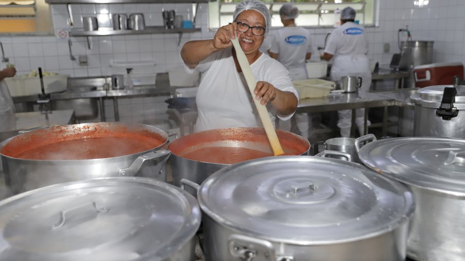As merendas são preparadas com alimentos frescos e nutritivos, proporcionando uma alimentação saudável aos alunos